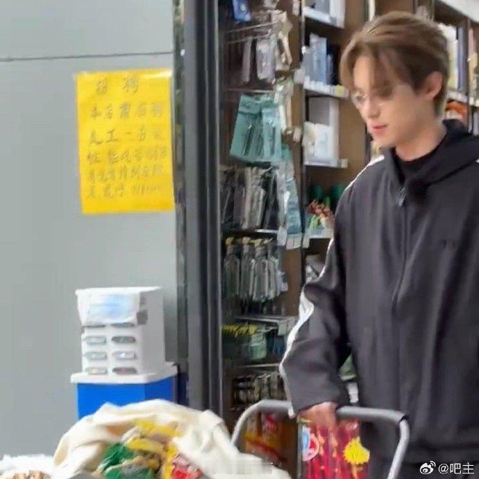 王鹤棣白鹿买了一车东西客栈进货现场太热闹！王鹤棣白鹿搬回满满一车物资，棣棣一手两