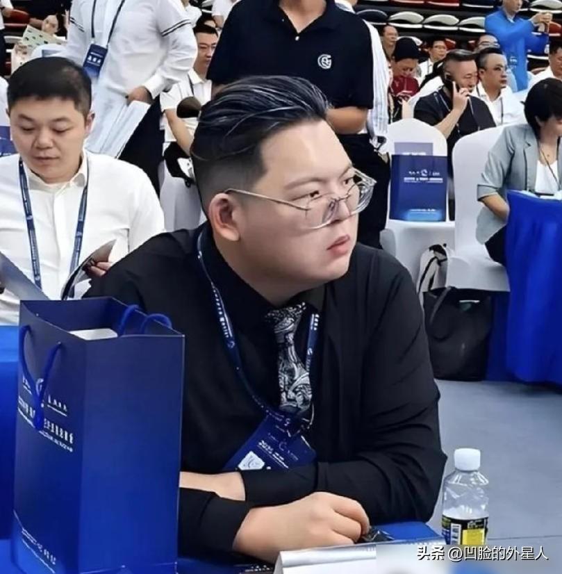 向佑到底有多狠？坐拥百亿家产，40岁了，竟敢威胁父母，逼他们交出财产，甚至把大嫂