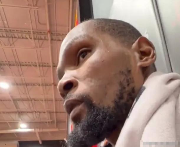 杜兰特发话了！

最近NBA圈最热闹的瓜，莫过于火箭球星杜兰特的小号传闻了，就在