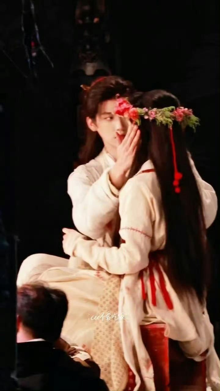 周柯宇和赵晴在金吾不精里捧脸吻戏的路透甜到我了