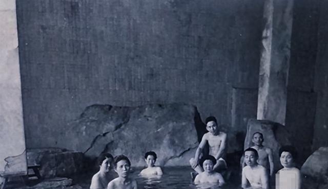 如果有人说，一百多年前的日本澡堂里，男女老少可以坦然相对地泡澡，而且大家都觉得理