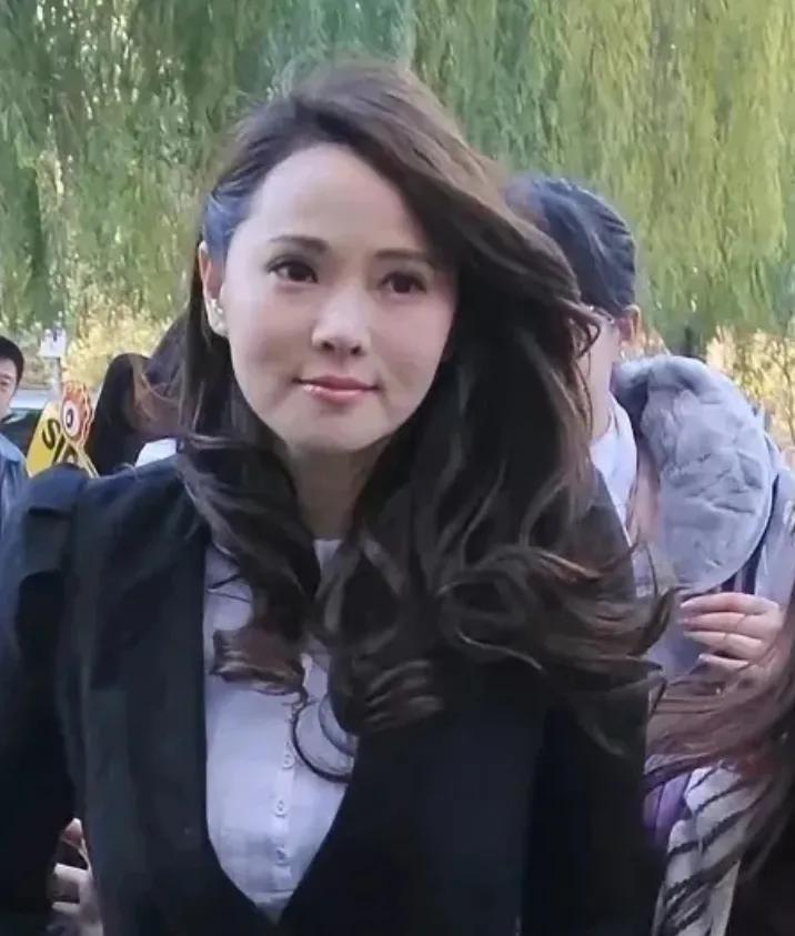 哇，伊能静
这张照片什么时候拍的
好漂亮呀，好美呀
特别喜欢她那一头卷发
充满了