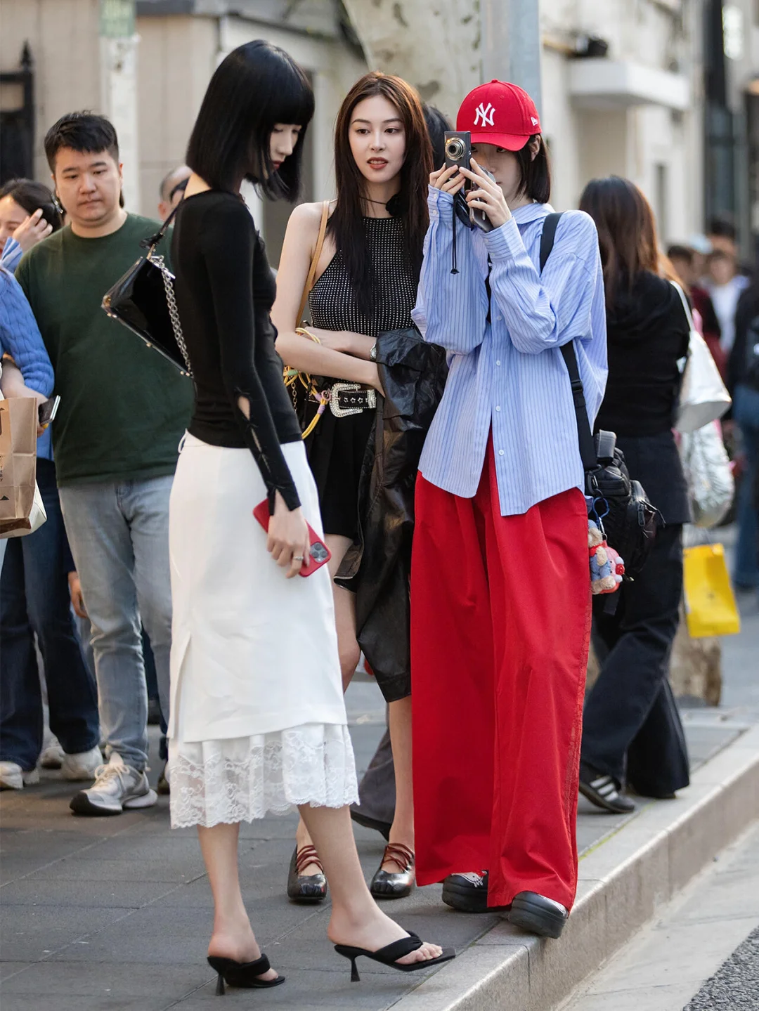 她们的穿搭是把路走成了秀场