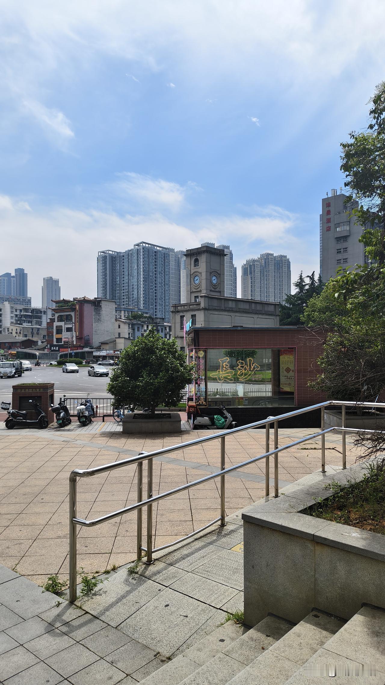 昨天5月15日周五，一早开盘前，一个朋友神秘地向我提示有一家光电公司爆雷~遭立案