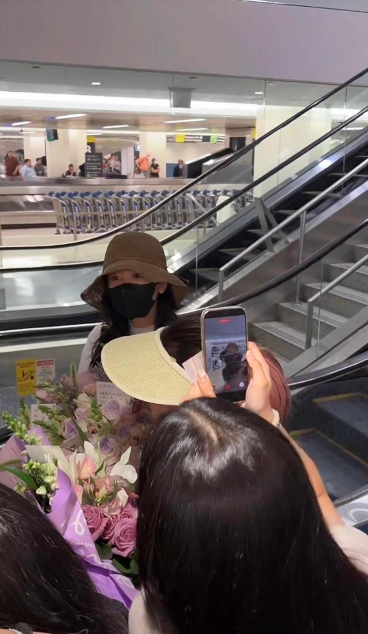 杨紫和粉丝聊了好久杨紫和纽约粉丝拍合照 海外偶遇画面格外暖心，杨紫没有匆匆离开，