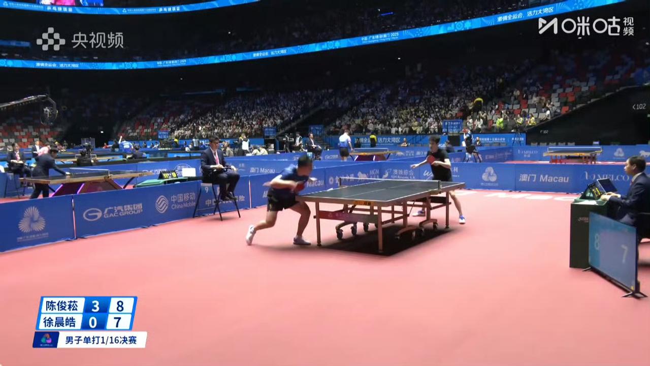 好快！四局用时不足半小时[赞]！
陈俊菘直落四局晋级男单16强！
刚刚结束的一场