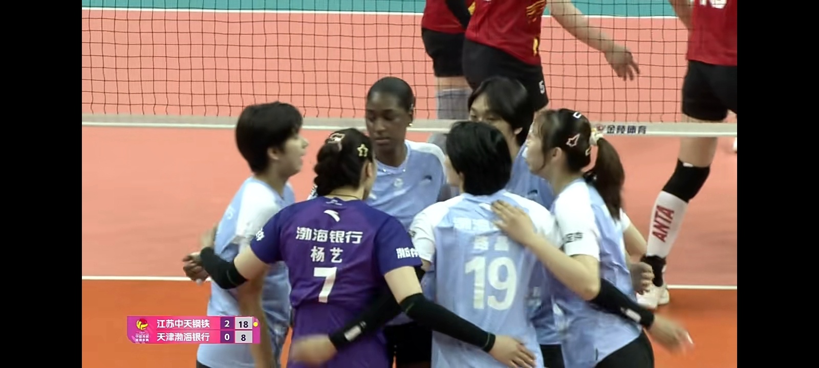 排超联赛 第三局江苏女排大比分领先，天津队换下几个边攻，准备打金局。江苏队这边不