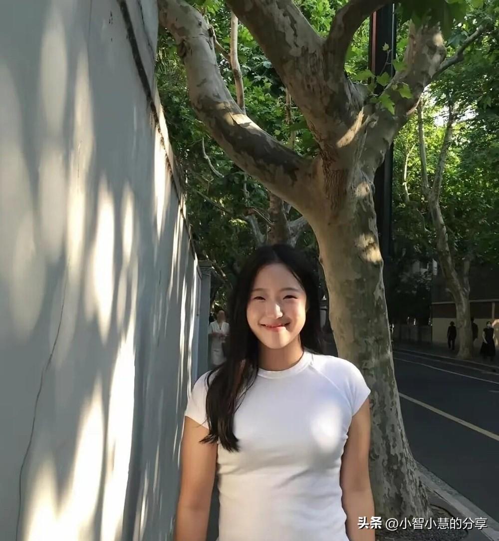 申裕斌不愧是韩国女乒的颜值担当，长相特别有辨识度，她们那边的美女特征是小眼睛，身