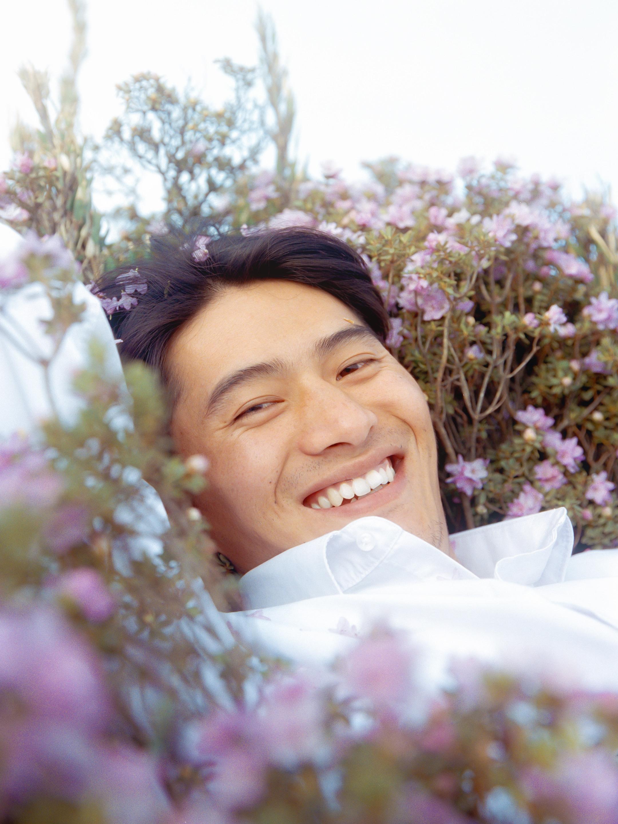 彝族少年 索玛浅紫里， 一襟云未落。 少年不望山， 只与风同卧。 露重...