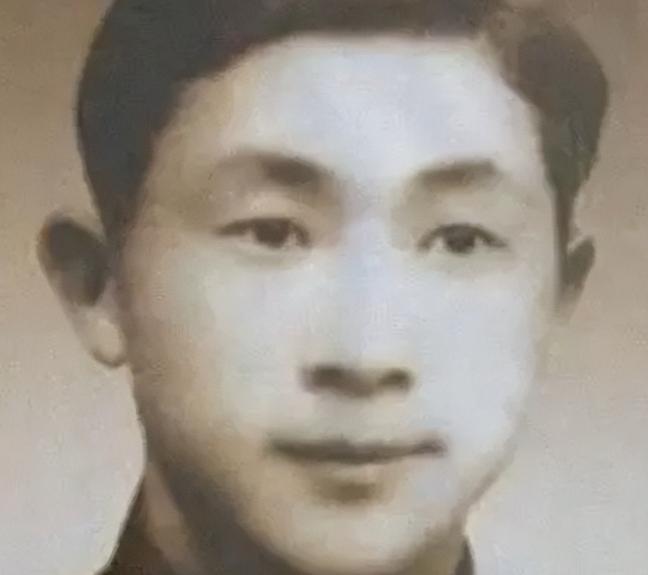 1947年，地下党洪任明在火车站旁看到了战友，对方却无视了他，将视线移向别处。突