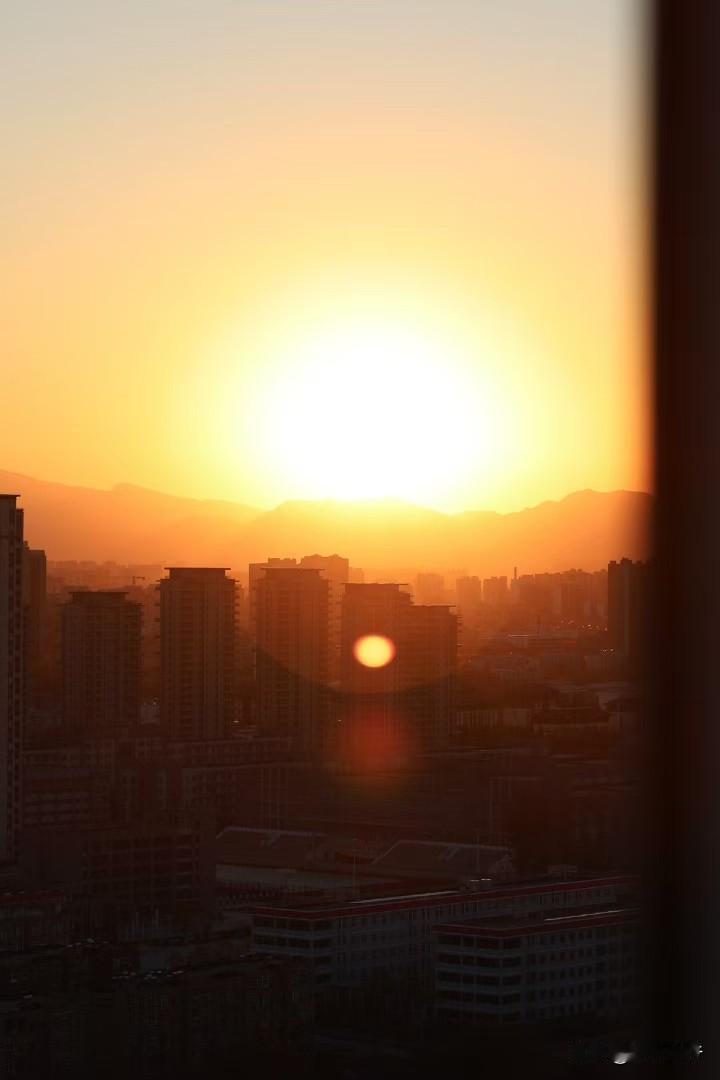 那天打钱给还在读大学的儿子，没承想傍晚钱又原路返回来。跟着儿子来了通电话“妈，以