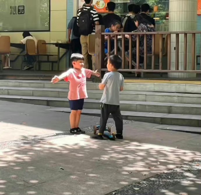 当人能够感觉到“与这个人在一起可以无拘无束”的时候，才能够体会到爱。既没有自卑感