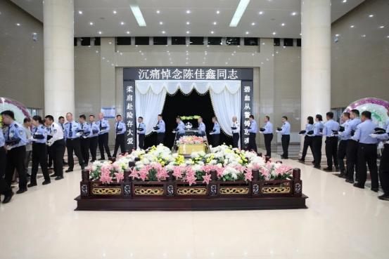 一命换一命！6月18日下午，包头市一栋高楼外，30岁的女副所长陈佳鑫从窗户跃向轻