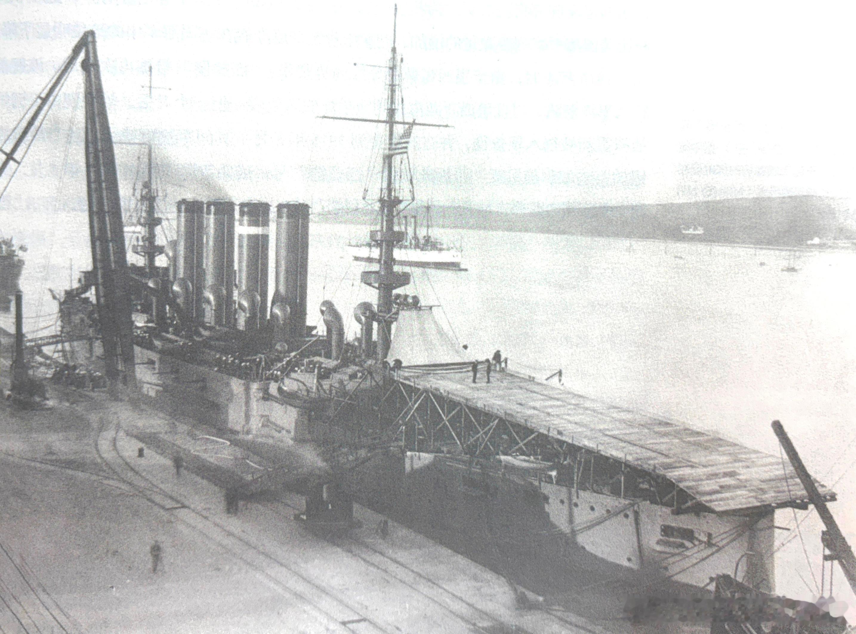 1911年1月在马尔岛加装了临时飞行甲板的“宾夕法尼亚”号巡洋舰，此时该舰并未换