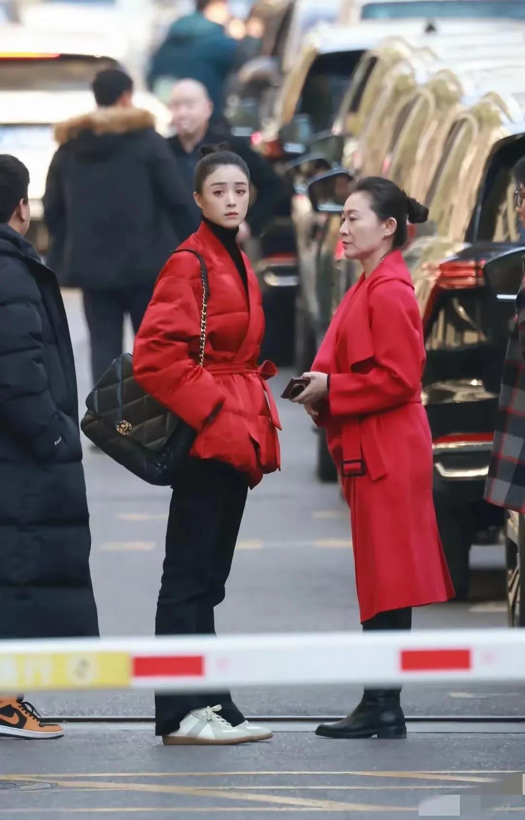 蒋欣不愧是衣服架子啊！穿什么都好看。如今瘦下来的蒋欣更是如此。一身大红色外套的蒋