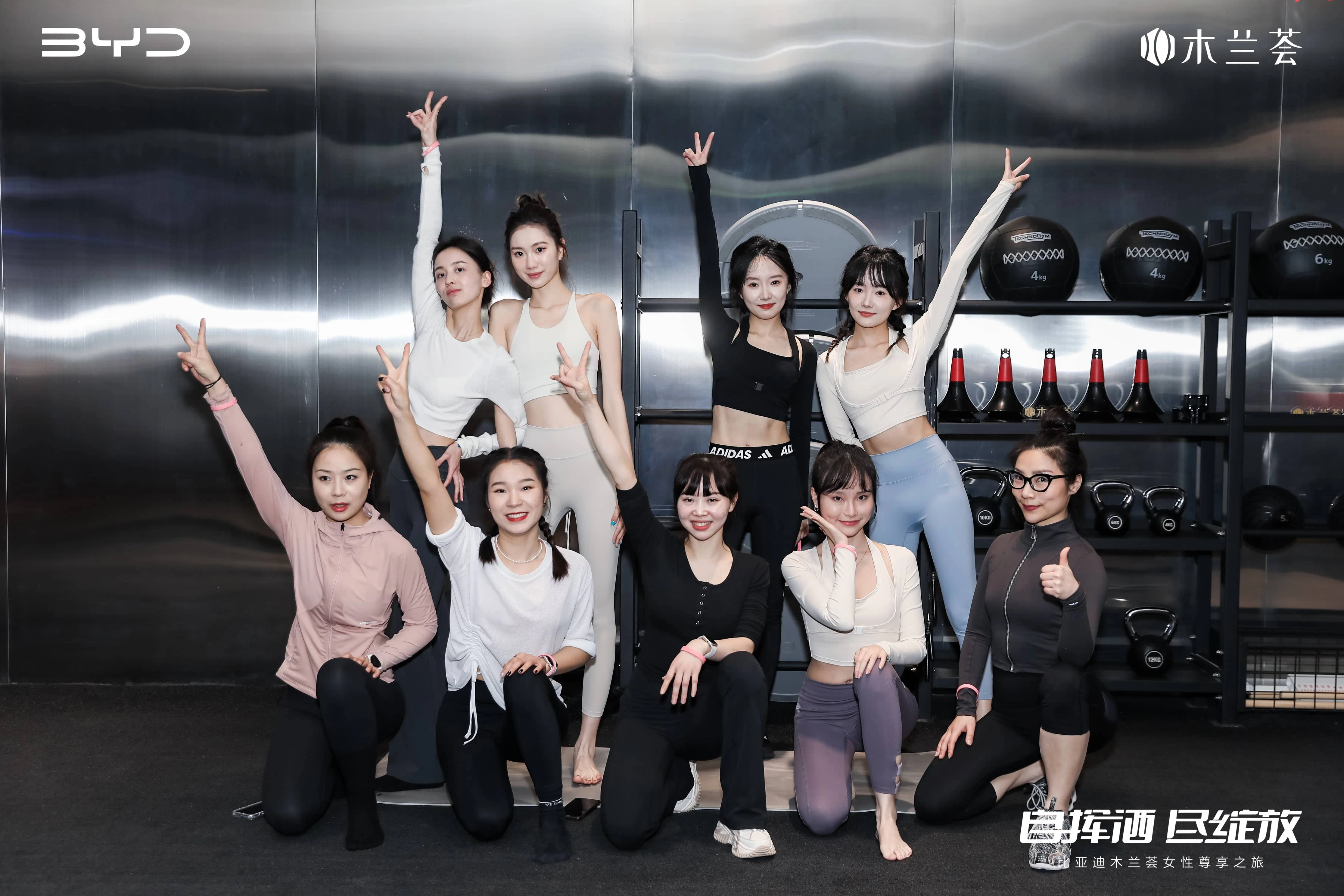 就冲着这些美女，也应该选全新腾势Z9GT纯电续航1036公里 啊，对不对？女神们