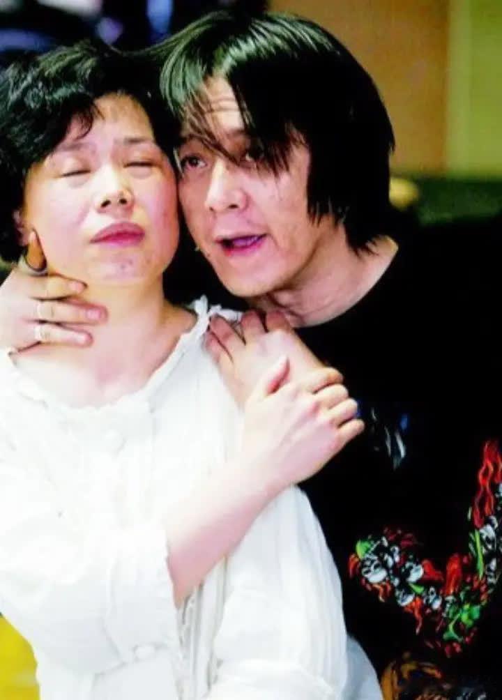 2010年，43岁的贾宏声趁父母不注意，从14楼一跃而下，父母跑下楼时，他已身亡