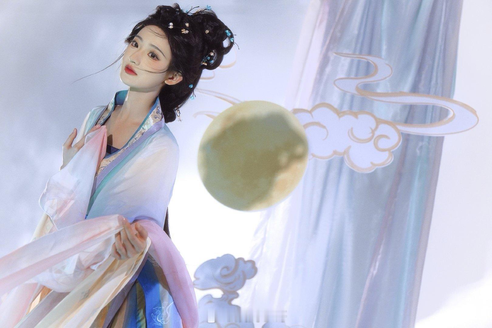 杨雨潼这个嫦娥皮肤我先笑纳了 家人们谁懂啊！杨雨潼这嫦娥造型美到“犯规”，仿佛月