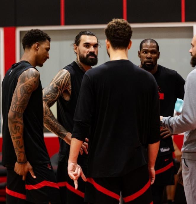 火箭队虽然内线得分能力极强，且防守能力强劲，但是现在火箭队的内线似乎不能和赛季中