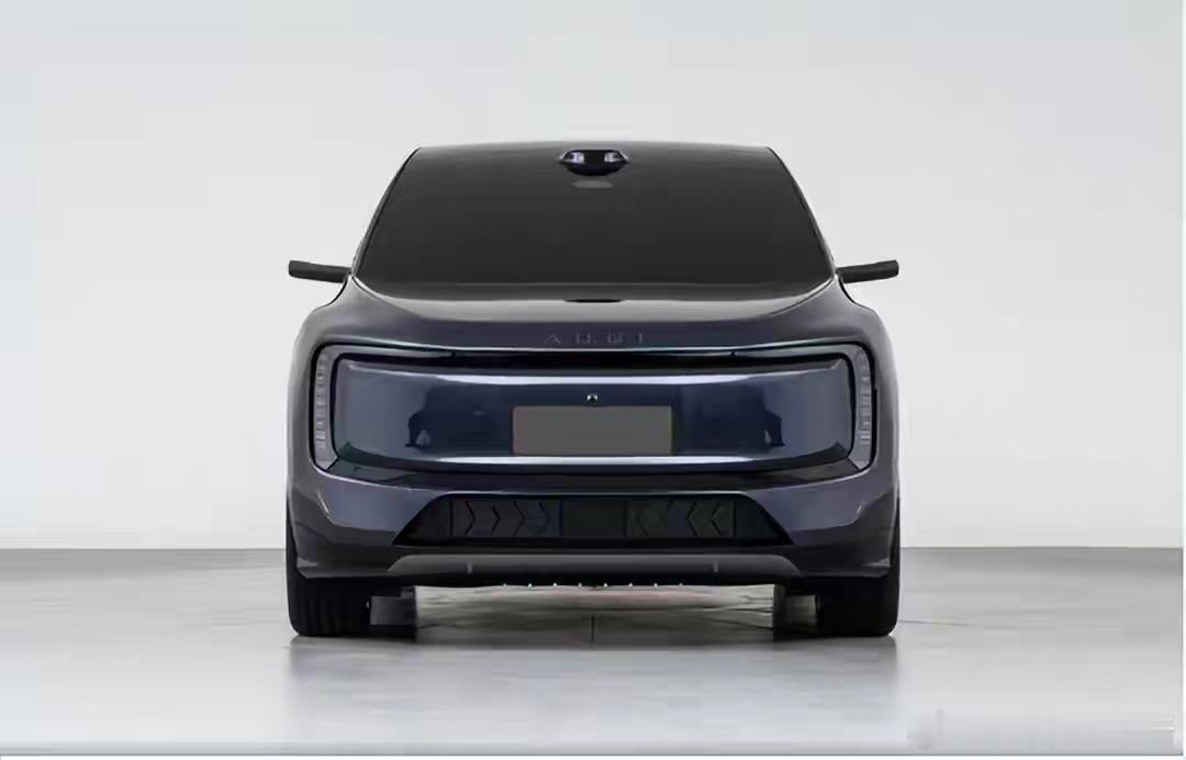 奥迪E7X的亮相，其实是豪华品牌新能源转型的一个缩影。和上汽联合开发、跟上“冰箱