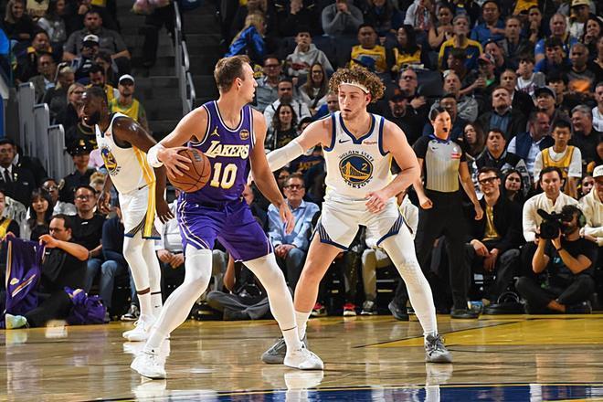 肯纳德这几场打控卫其实还是有进步的，尽管进攻效率不太稳定，但是传球和组织方面的表