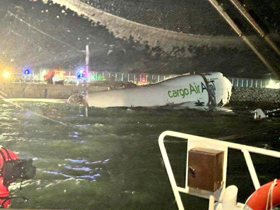 昨天凌晨一架迪拜飞来的货机在香港机场坠海，飞机冲出跑道时还撞击了地面工作车辆，造