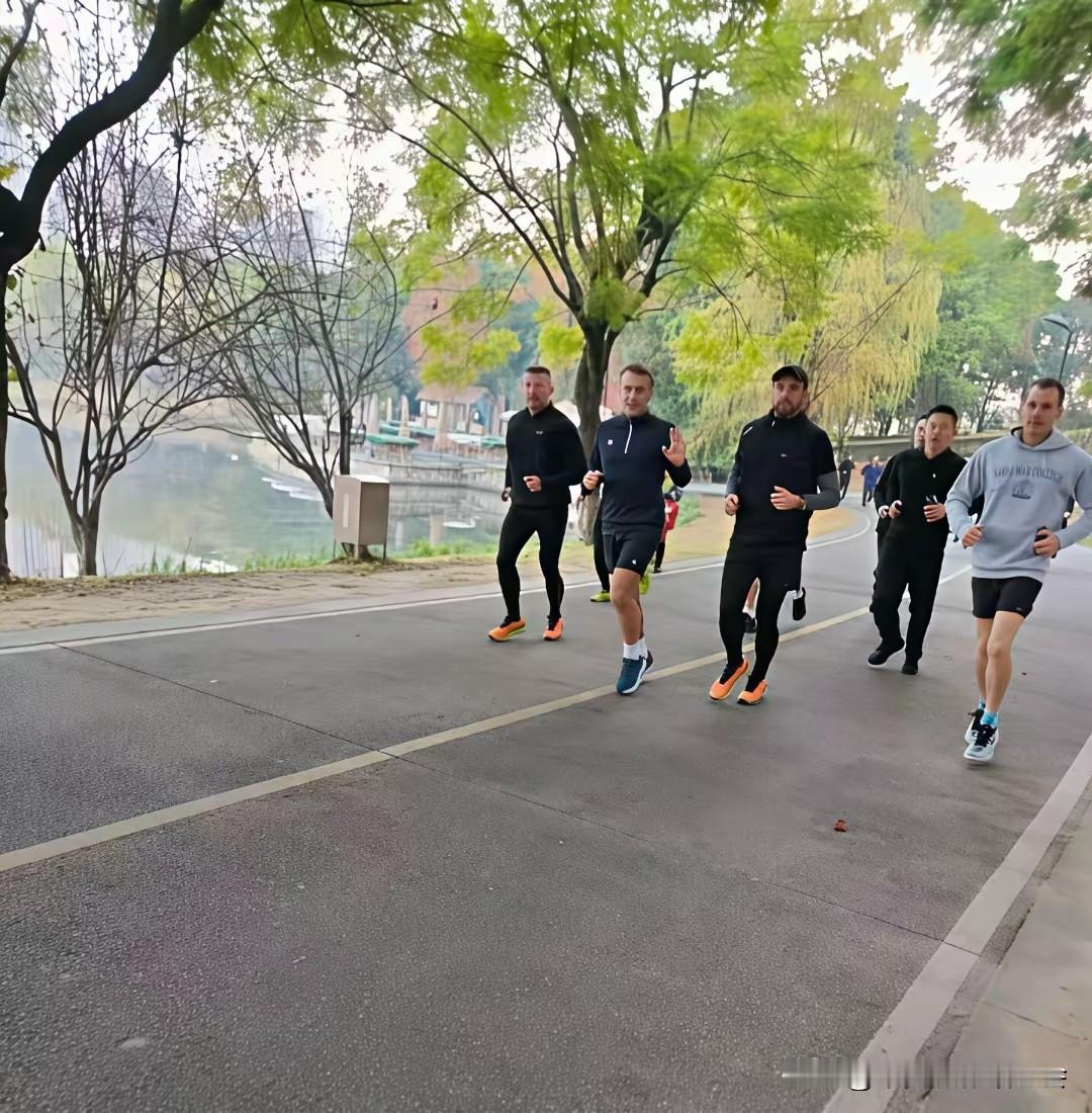 马克龙成都盘锦湖边跑步  
仅带保镖  。。。没有封路  被偶遇。。。法国马克龙