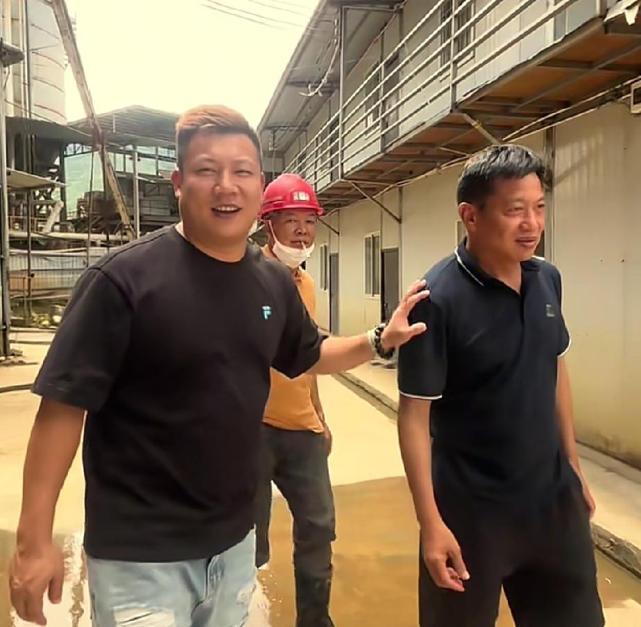 年过六旬再创业，卢哇塞父亲云南拼尽全力
 
几年前，哇塞的父亲独自离开广东，远赴