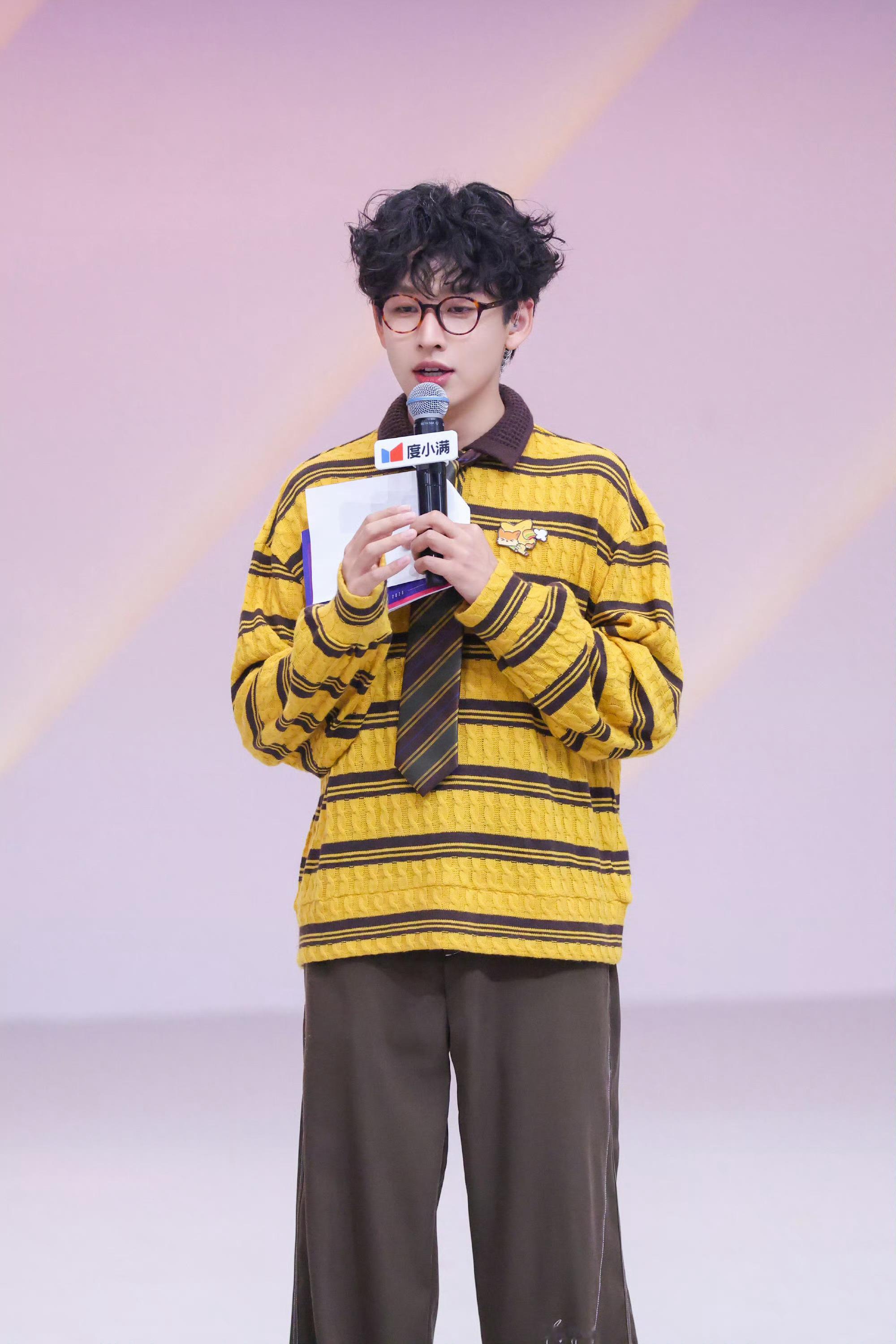 齐思钧主持能力 小齐接话真的是一如既往地让人舒服，不管是跟娜姐配合还是跟谢楠搭，