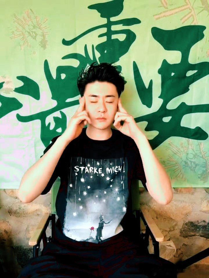 张云雷张云雷的最后一个夏夜张云雷与时光对坐 休闲时光，烤串，修树，修眉，磊磊 修