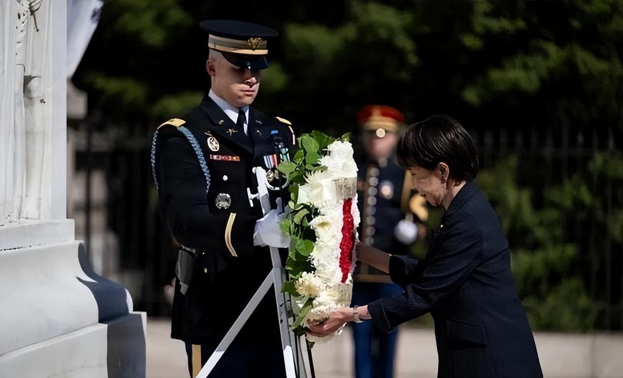 特朗普的终极服从性测试：高市参拜阿灵顿公墓！日本要和中国对话！
最近日本首相高市