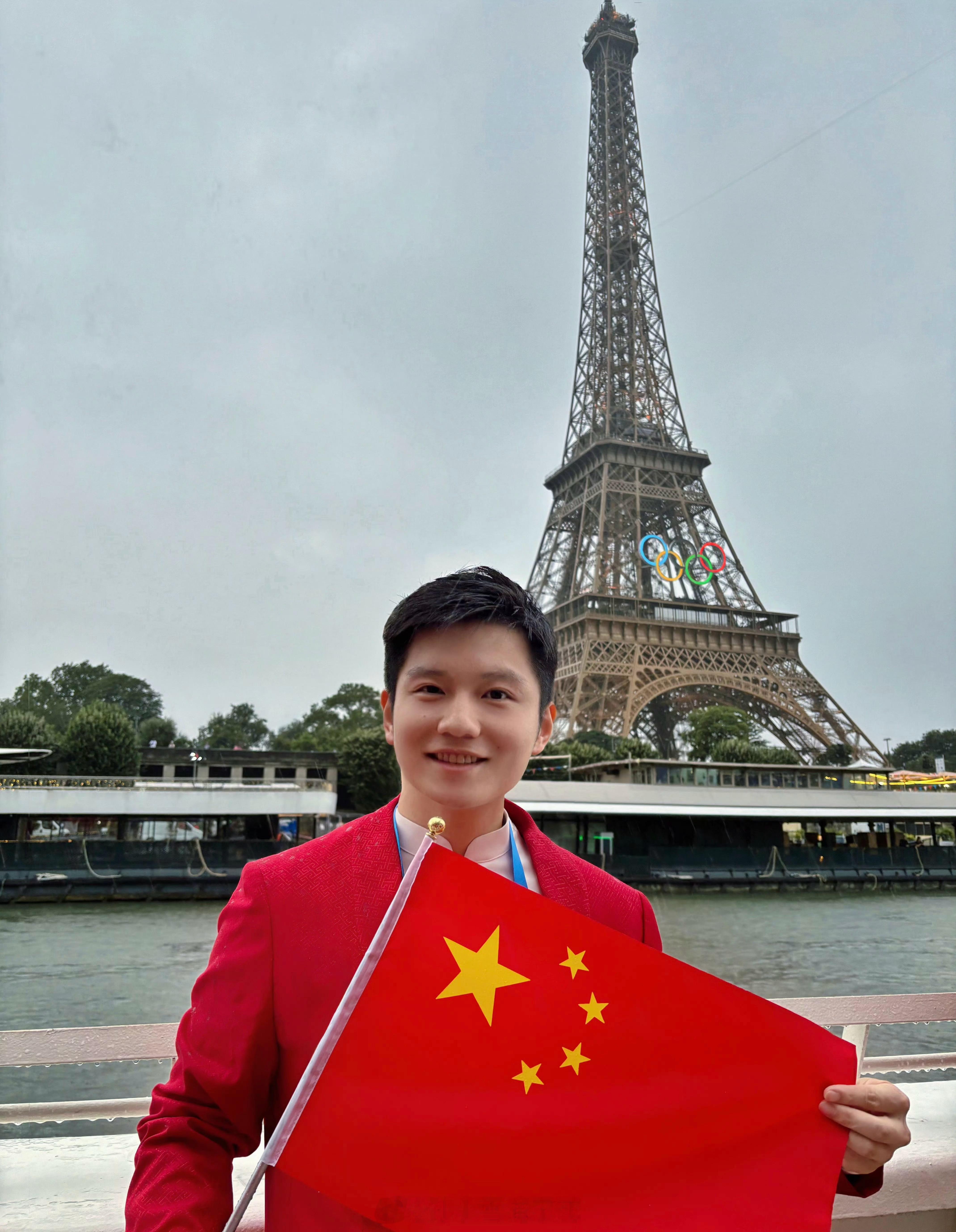 2024年初釜山世乒赛团体赛，当队友失利，国乒陷入险境时，樊振东挺身而出，独得两