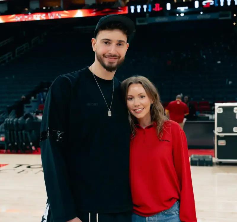 疯狂三月！申京女友Ins晒出一组合影与球迷分享
03月23日讯，在体育的舞台上，