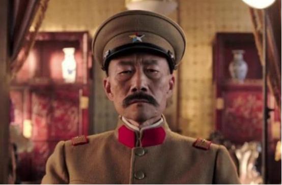 1891年，16岁的张作霖流落街头乞讨时，被孙寡妇看中，她解开衣扣，取出一块腰牌