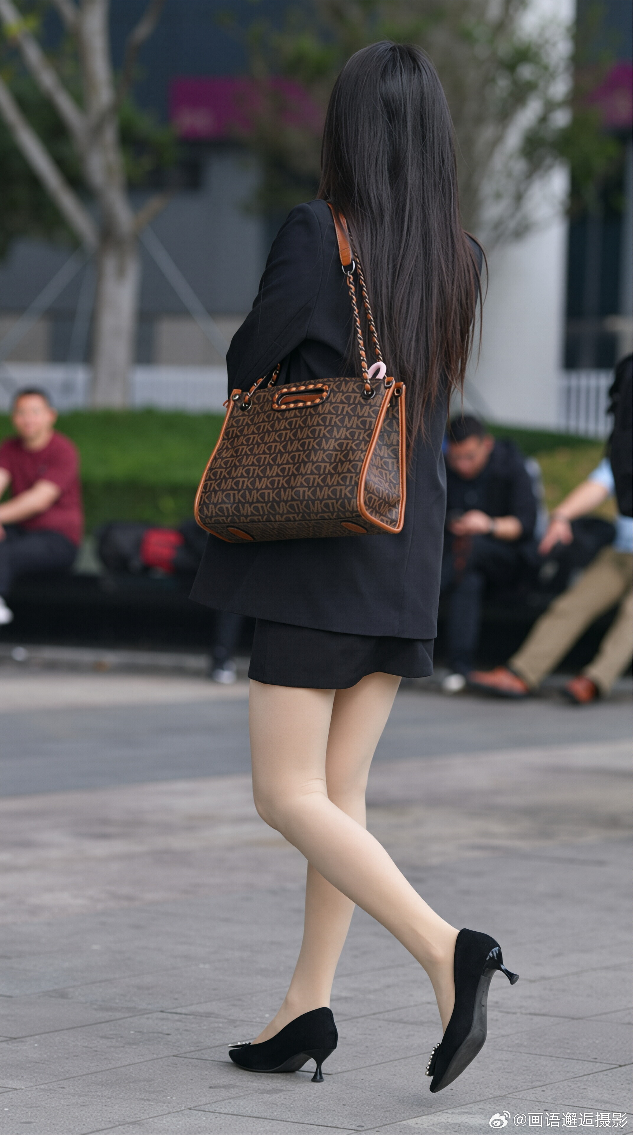 发现你的魅力 黑色西装套装配浅蓝衬衫，干练不失柔美，珍珠方扣鞋点亮通勤造型。 