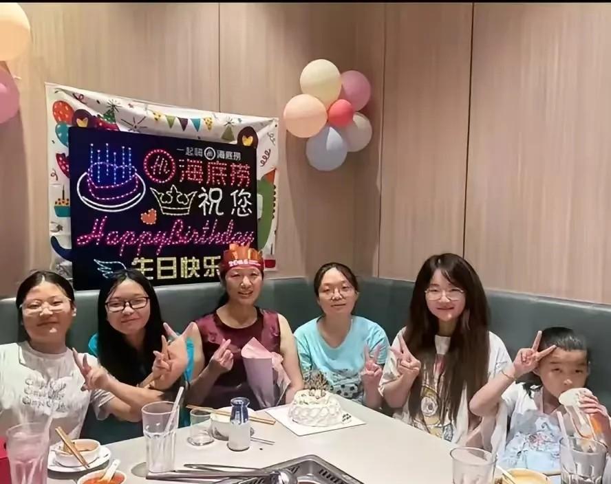 不知道是不是谢爸安排的！半夜2点还要被迫营业？看这一家的情况，即使妈妈带货，最终
