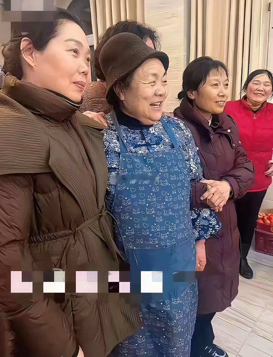 想当初，章泽天嫁给刘强东她的母亲应该也是做了很多心里建设吧 ​​​
