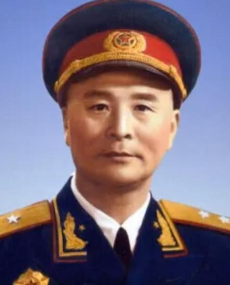 1936年，一位老大娘上山采野果。突然发现一大群苍蝇，在草丛上“嗡嗡嗡”盘旋，她