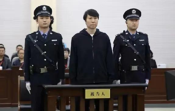 李铁被判20年。他曾是国家队主教练，利用手中权利中饱私囊。
那么俱乐部教练，青少