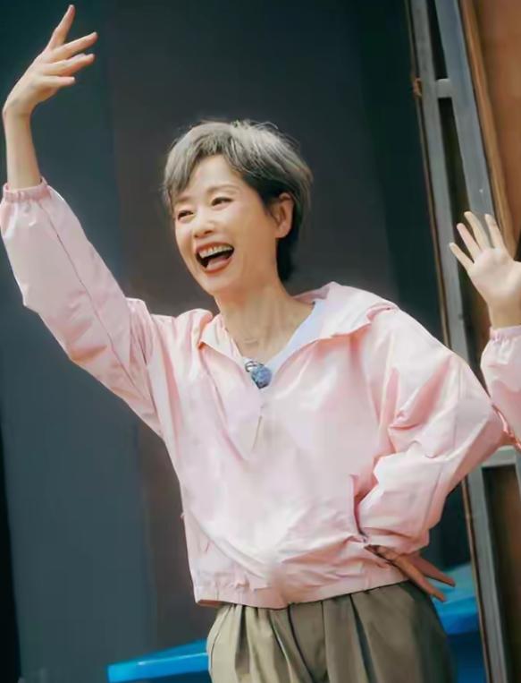 此前，老牌艺人叶童先后在综艺录制、节目总决赛两大场景中，罕见当众表态，直面现场的
