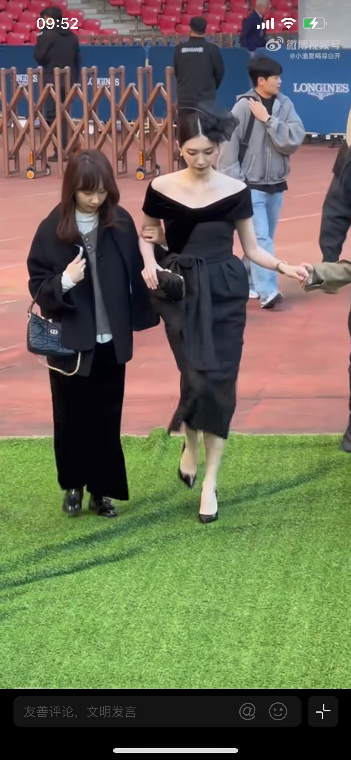 江疏影 黑天鹅，话题再度翻红出圈。江疏影早年在晚会亮相的黑天鹅造型，被网友重新考