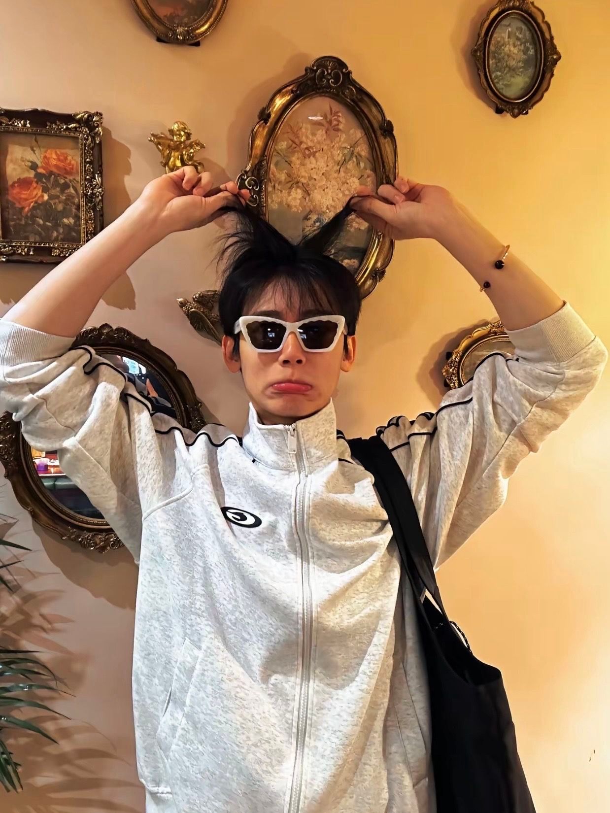 李卿感受到正缘的强大总能在细节里感受到李卿的温柔与真诚，挥手、鞠躬、温柔对视，用