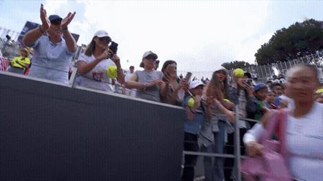 郑钦文登场👋罗马站第二轮，郑钦文vs达尼洛维奇比赛马上开始👀 ​​​