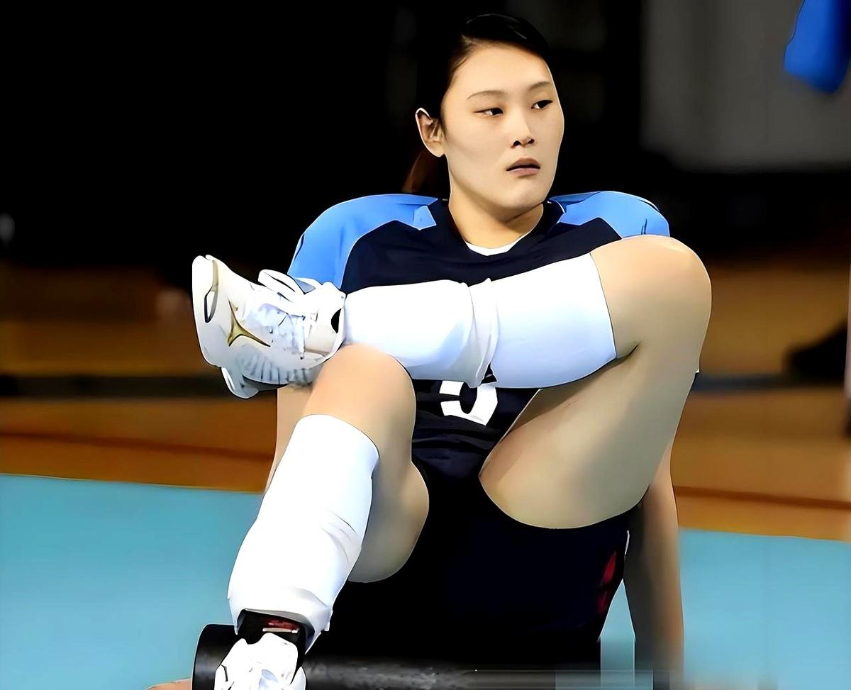 老球迷们就算看不清她的脸，只要听到那像重炮轰地的巨响。
后来郎平带着国家队彻底换