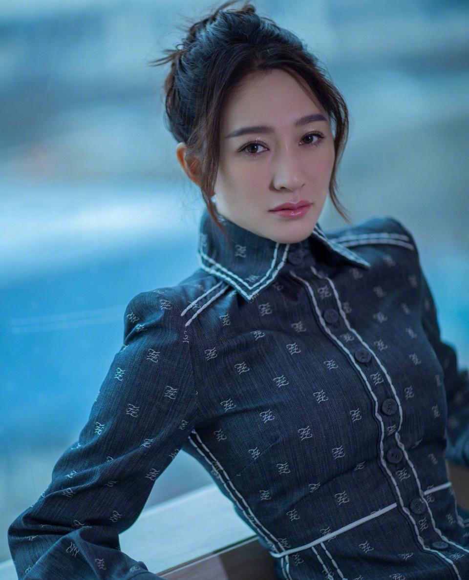 演员，李小冉说，有一次拍戏，凤穿牡丹，严晓频扮演妈妈，躺着装死，我和采儿在旁边哭