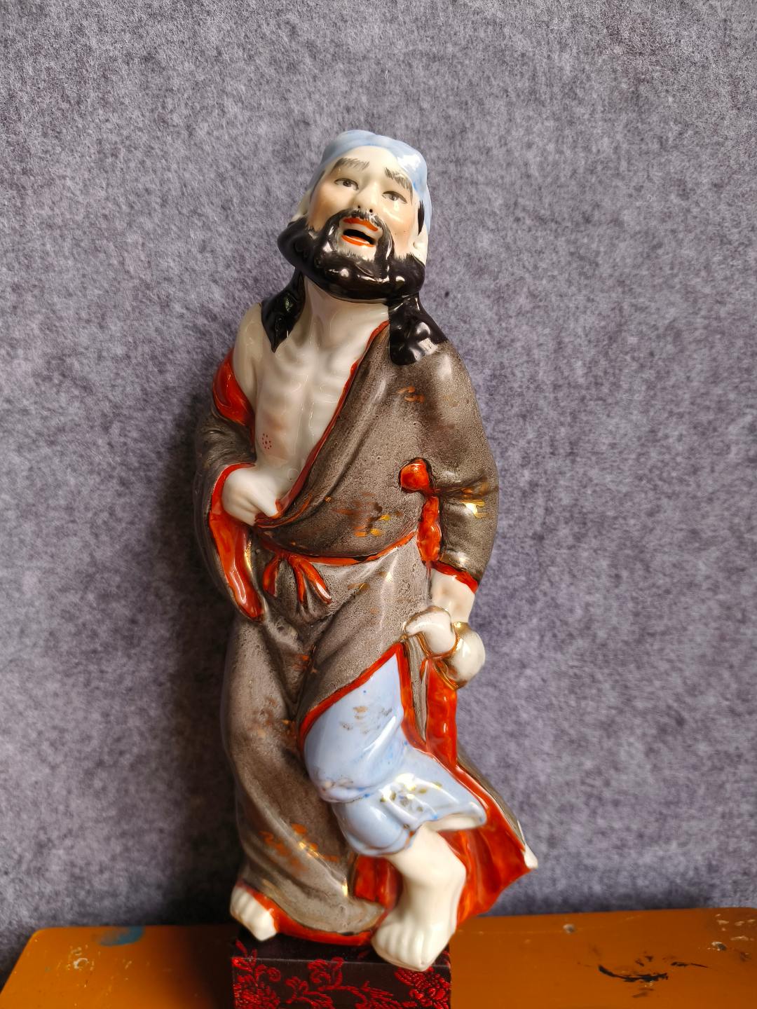 半堂仙影半堂空， 何日齐来聚此中？ 待得八仙同入眼， 清风满室醉春红。