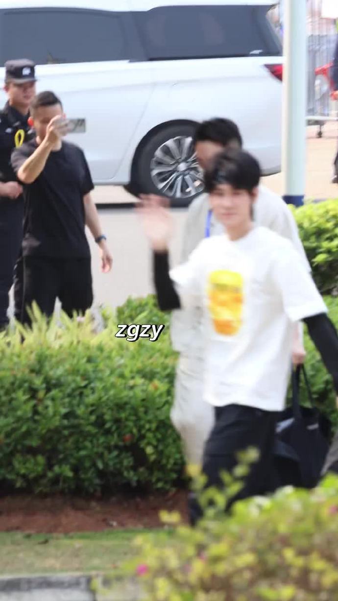 张真源吐舌头卖萌 张真源叠搭发带造型张真源吐舌头卖萌，张真源黑色长袖叠搭白T+发