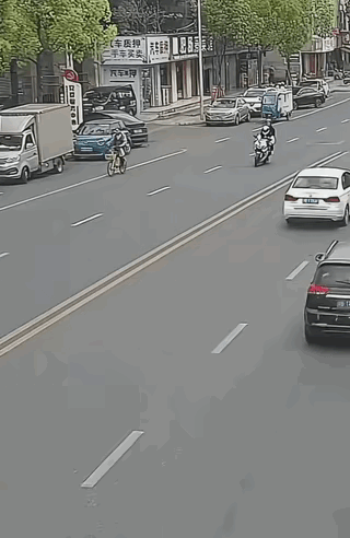 摩托车驾驶员为了躲避黑色机动车逆行过黄线给白色机动车撞飞，到底是谁的责任？