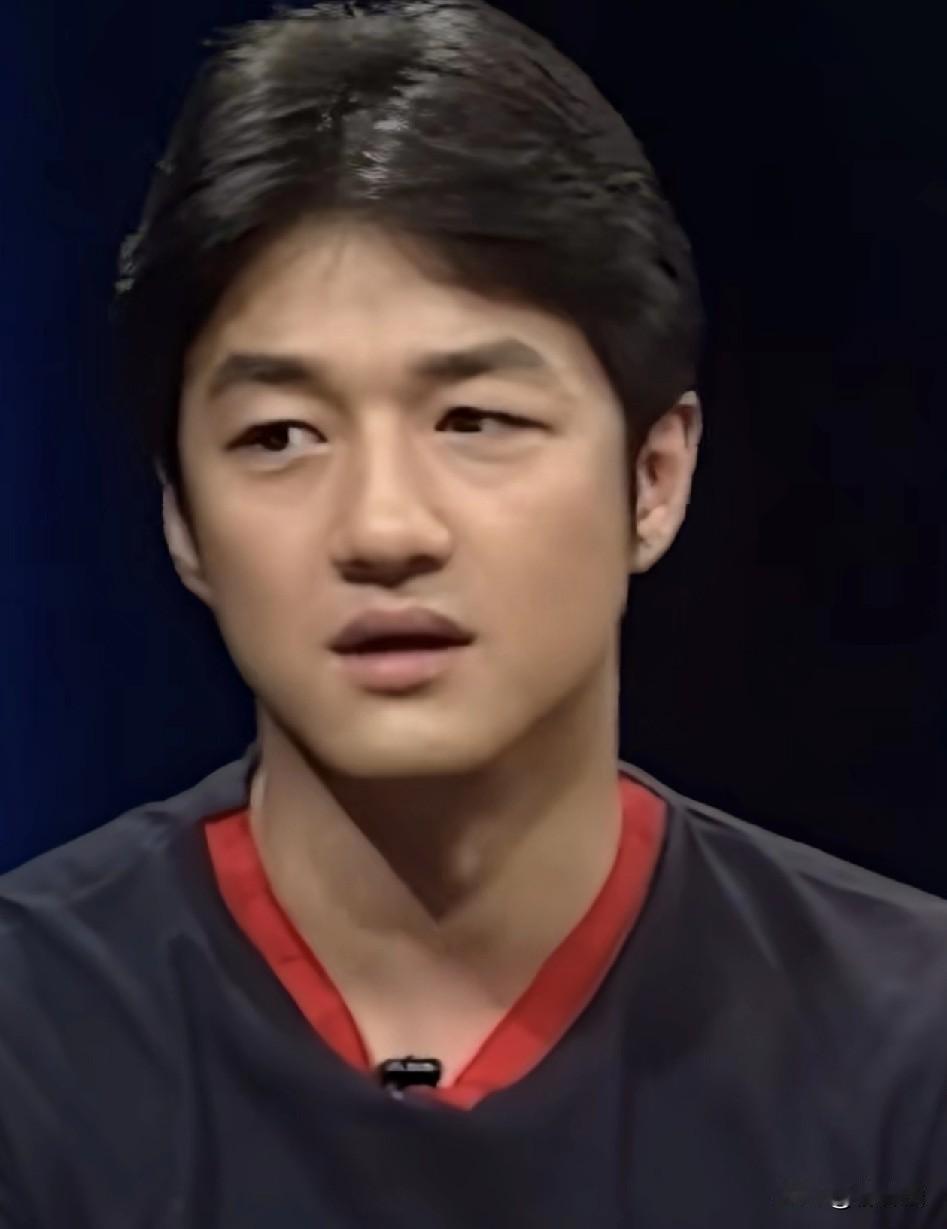 李亚鹏年轻时多帅呀，高大俊朗的外形和183的身高，五官端正、轮廓分明，又兼具青春