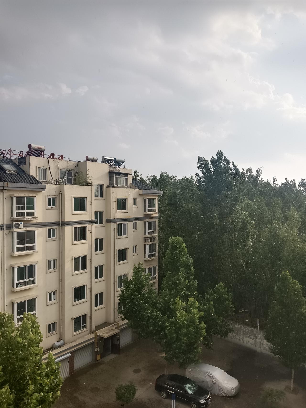 你有多久没被人抱过了，是那种单纯的拥抱无欲无求，就想找一个温暖的怀抱，一个可以依